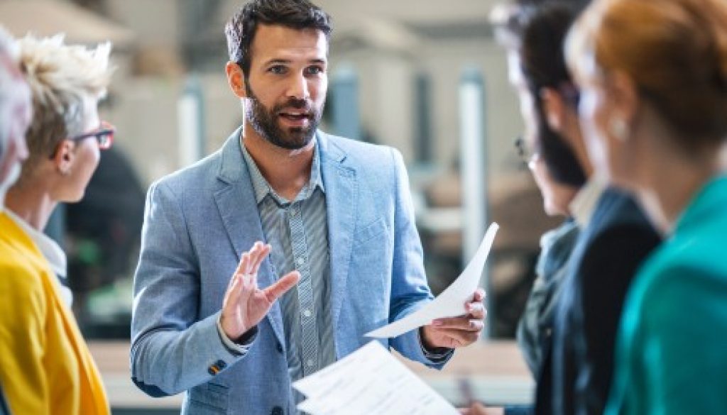 Quand un directeur commercial peut-il être considéré comme un dirigeant de fait ?