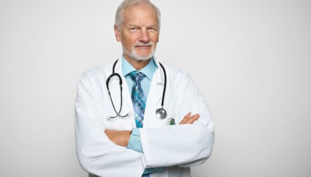 Médecins : cumul emploi-retraite et exonération de cotisations sociales