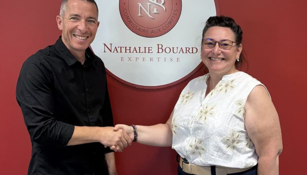 Nathalie Bouard et Frédéric Juino, président du FCLC, lors de la signature de la convention de suivi financier