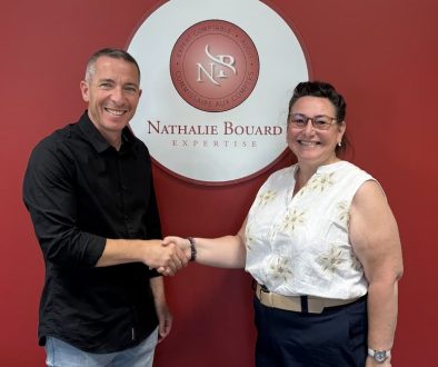 Nathalie Bouard et Frédéric Juino, président du FCLC, lors de la signature de la convention de suivi financier