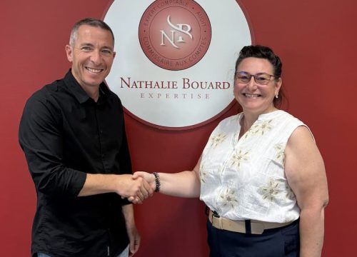 Nathalie Bouard et Frédéric Juino, président du FCLC, lors de la signature de la convention de suivi financier